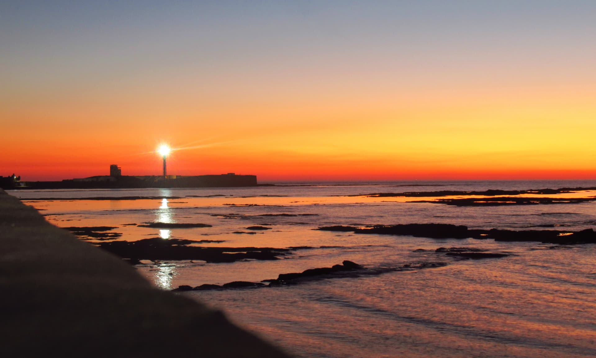 El Faro de Trafalgar sobre el Atlántico al atardecer, en Los Caños de Meca, Cádiz
