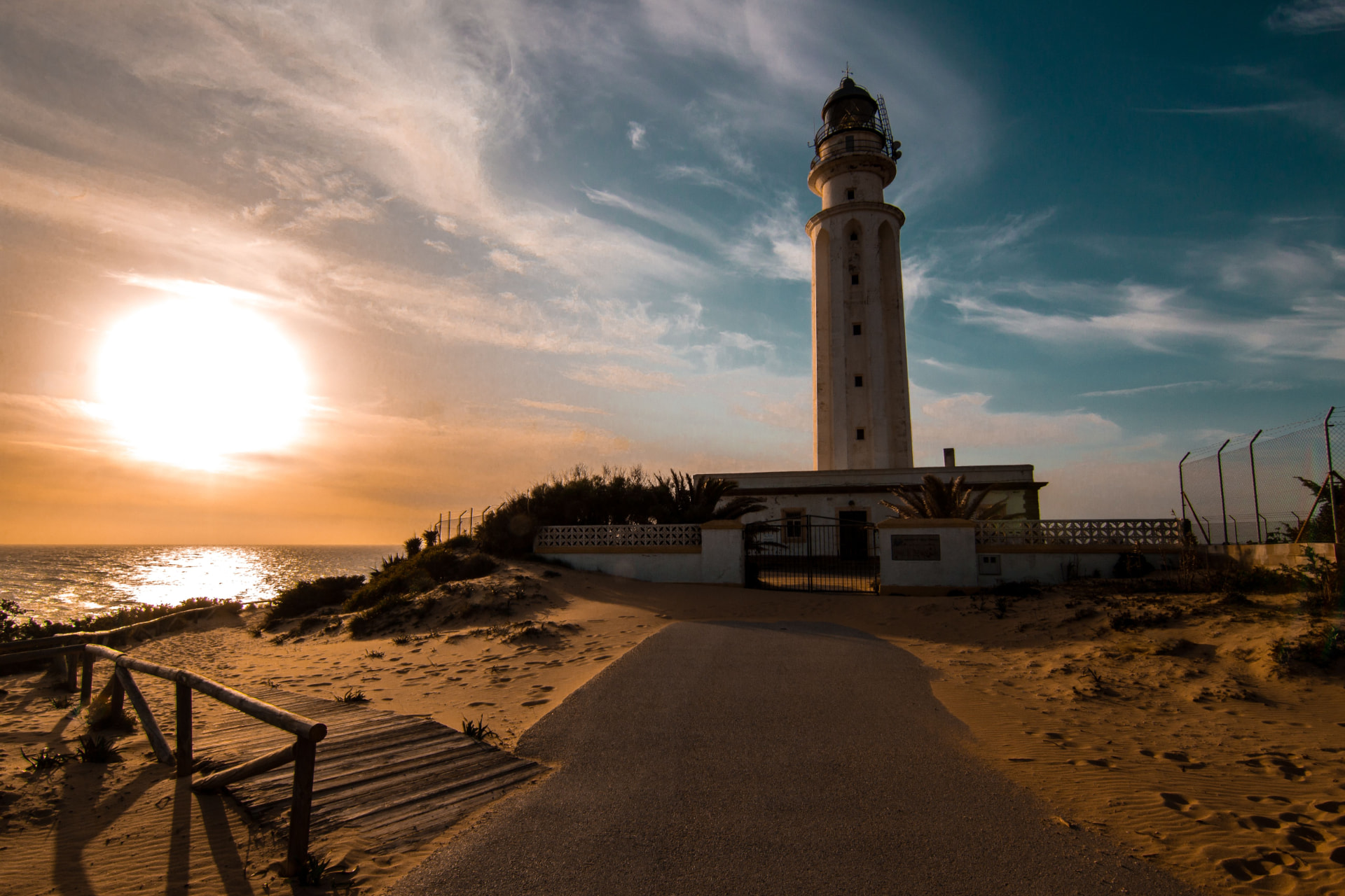 Playa de Los Caños de Meca con el Faro de Trafalgar al atardecer, Cádiz